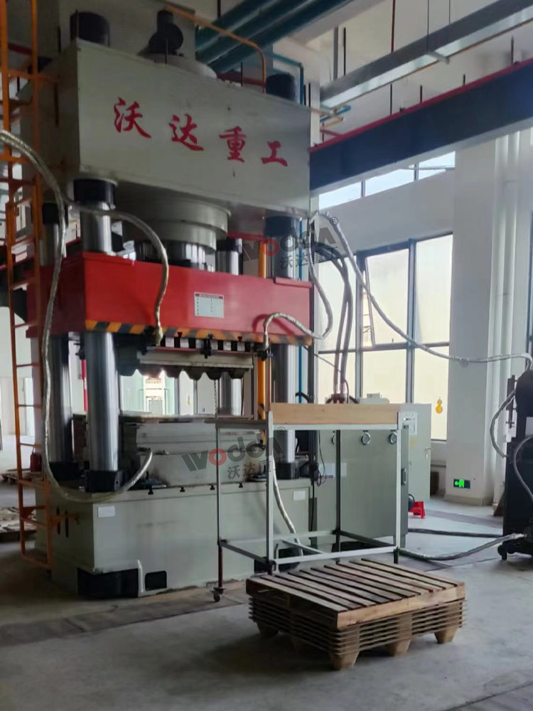 1000噸木屑托盤(pán)成型液壓機(jī).jpg
